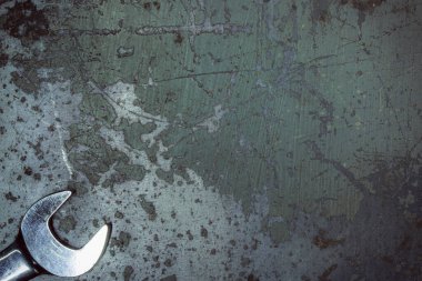 Eski paslı metal çekiç ve ingiliz anahtarı..