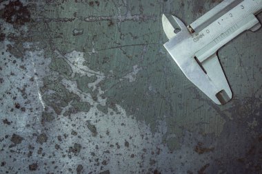 Yapı araçları ve mala masanın üzerinde