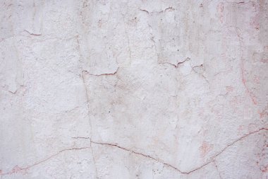 Çatlakları ve çizikleri olan eski beton duvarın dokusu arka plan olarak kullanılabilir.