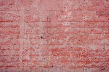 Çatlakları ve çizikleri olan eski bir duvarın dokusu arka plan olarak kullanılabilir.