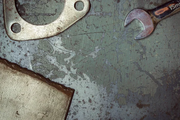 Karanlık bir arka planda eski paslı anahtar.