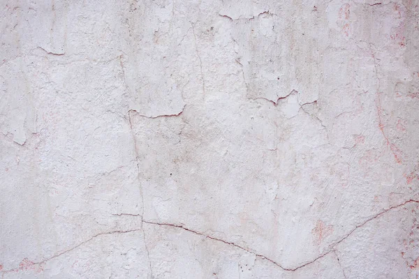 Çatlakları ve çizikleri olan eski beton duvarın dokusu arka plan olarak kullanılabilir.