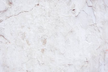 Çatlakları ve çizikleri olan eski beton duvarın dokusu arka plan olarak kullanılabilir.