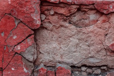 Çatlakları ve çizikleri olan taş bir duvarın dokusu arka plan olarak kullanılabilir.