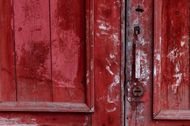 Kırmızı saplı eski ahşap kapı.