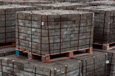 Depoya istiflenmiş tuğla yığını