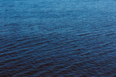 Deniz dalgalarının yansıması olan su yüzeyi