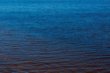 Deniz dalgalarının yansıması olan su yüzeyi