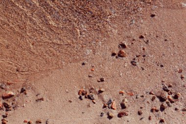 Bir parça çikolataya yaklaş.