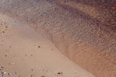 Deniz dalgalı kumsal