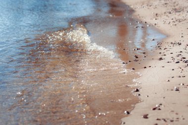 beyaz köpüklü deniz kumsalı, dalgalar ve su