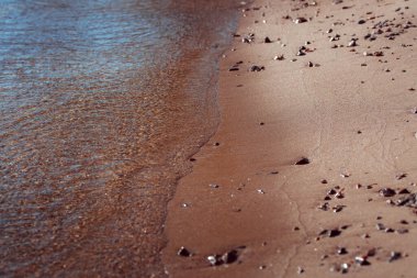 Deniz dalgalı kumsal