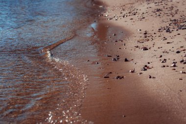 Kumsaldaki ayak izleri.