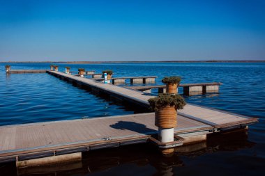 Sahildeki ahşap iskele.