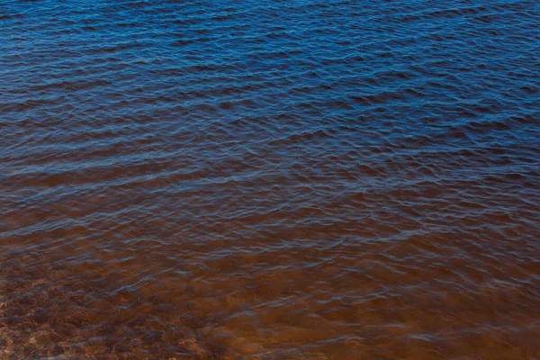 Powierzchnia Wody Falami — Zdjęcie stockowe