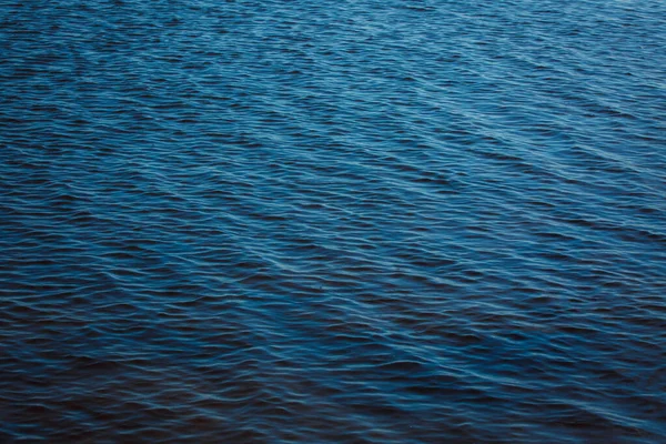 Niebieska Powierzchnia Wody Odbiciem — Zdjęcie stockowe