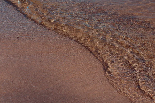 Piaszczysta Plaża Falami Morzem — Zdjęcie stockowe