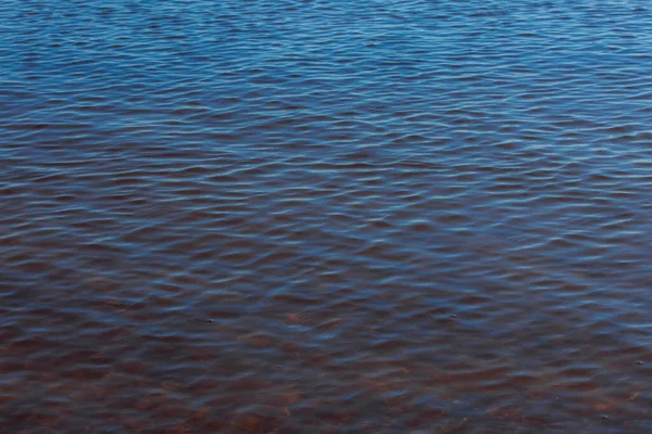 Powierzchnia Wody Falami — Zdjęcie stockowe