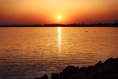 Gölün üzerinde güzel bir gün batımı