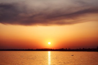 Gölün üzerinde güzel bir gün batımı