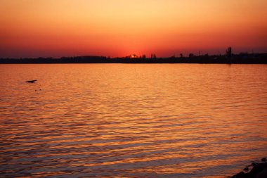 Gölün üzerinde güzel bir gün batımı