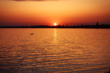Gölün üzerinde güzel bir gün batımı