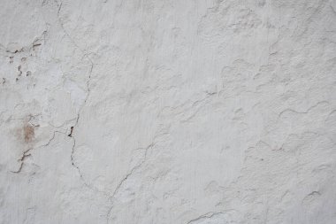 Çatlakları ve çizikleri olan eski beton duvarın dokusu arka plan olarak kullanılabilir.