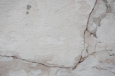 Çatlakları ve çizikleri olan beton bir duvarın dokusu arka plan olarak kullanılabilir.