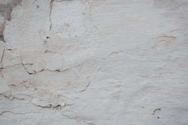 Çatlakları ve çizikleri olan eski beton duvarın dokusu arka plan olarak kullanılabilir.
