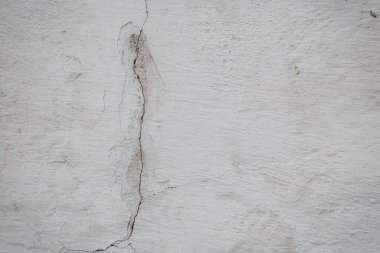 Çatlakları ve çizikleri olan beton bir duvarın dokusu arka plan olarak kullanılabilir.