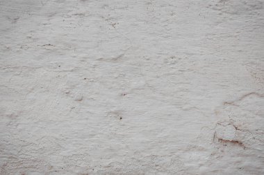Çatlakları ve çizikleri olan eski beton duvarın dokusu arka plan olarak kullanılabilir.