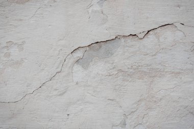 Eski duvarın çatlakları ve çizikleri arka plan olarak kullanılabilir.