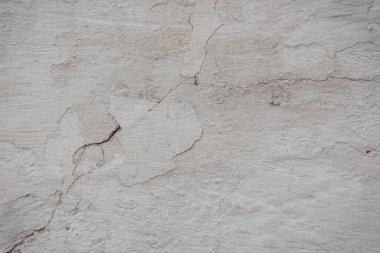 Çatlakları ve çizikleri olan eski beton duvarın dokusu arka plan olarak kullanılabilir.