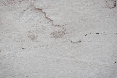 Çatlak beton duvarın çatlaklardan ve çiziklerden oluşan dokusu arka plan olarak kullanılabilir.