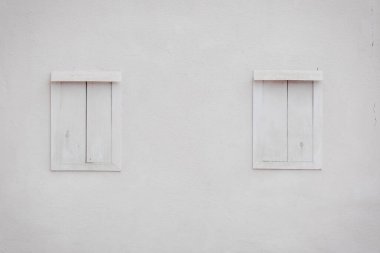 Mavi duvarlı beyaz pencere