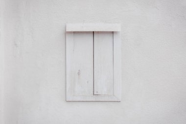 Beyaz duvarlı eski pencere