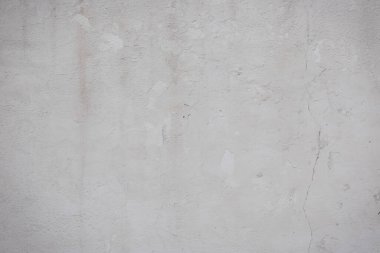 Çatlakları ve çizikleri olan eski beton duvarın dokusu arka plan olarak kullanılabilir.