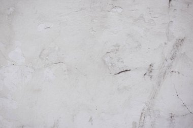 Çatlakları ve çizikleri olan eski beton duvarın dokusu arka plan olarak kullanılabilir.