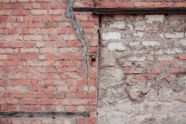 Kırmızı ve beyaz tuğlalı tuğla duvar