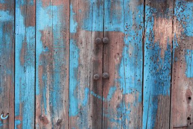 mavi boya ile eski ahşap çit