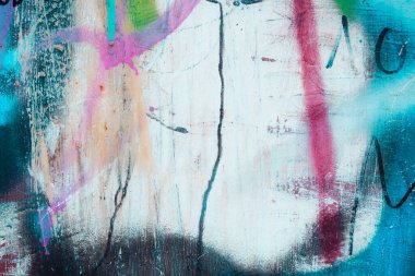 Renkli grafiti duvara boya