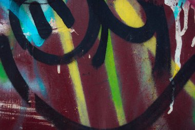 Grafiti çizimleri. Eski duvar, sokak sanatı kültürü tarzında boya lekeleriyle süslenmiş..