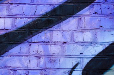 Grafiti ile tuğla bir duvar parçası..