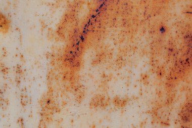 Çizik ve çatlaklarla paslı metal doku.