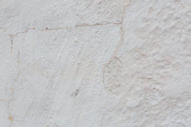 Çatlakları ve çizikleri olan eski beton duvarın dokusu arka plan olarak kullanılabilir.