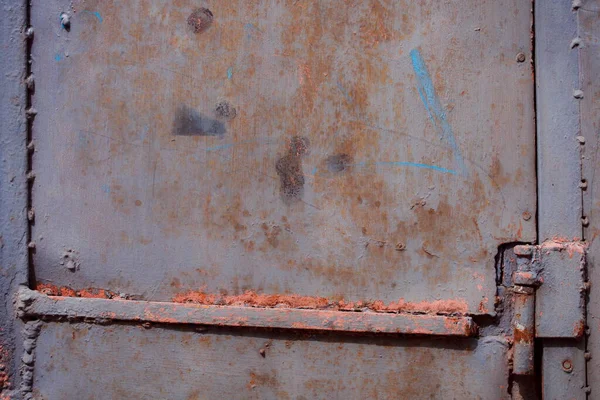 Vieille Plaque Métallique Rouillée Avec Une Peinture Rouge Blanche — Photo