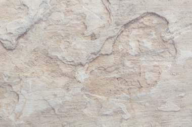 Çatlakları ve çizikleri olan taş bir duvarın dokusu arka plan olarak kullanılabilir.