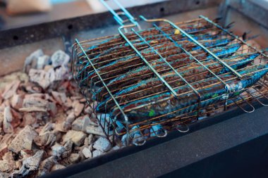 Izgarada kızarmış balık.