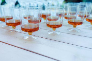 Masada bir kadeh şampanya.