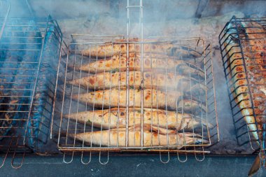 Izgarada kızarmış balık.